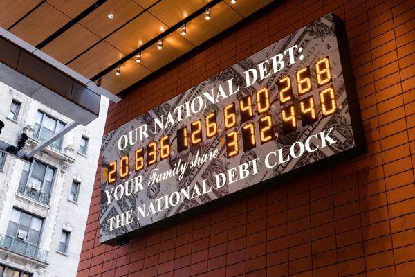 美国国债濒临暴表！人均负债近一万美元