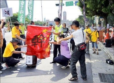 抗議中國國安法納台／燒五星旗 嗆中國閉嘴