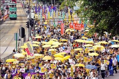 港人拒假普選 撐黃傘上街怒吼