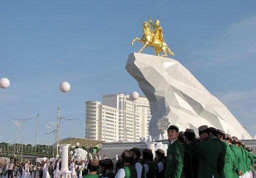 搞个人崇拜 土库曼总统打造自己的黄金塑像