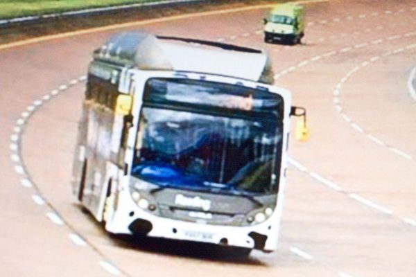 英国牛粪绿能公交车 速度超群不同凡响