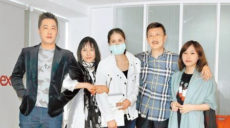 全家切蛋糕庆重生 余苑绮12次化疗结束