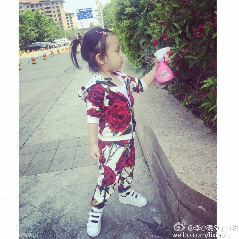 李小璐晒女儿甜馨近照 （组图）