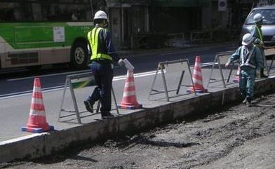 看看日本人怎麼鋪柏油路(組圖)