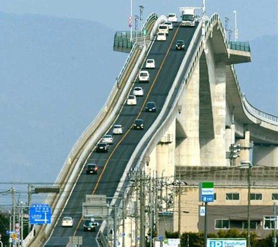 日本超陡大橋如雲霄飛車 挑戰駕車技術