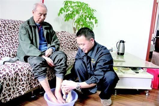 回報一碗麵恩情   夫妻奉養八旬老人