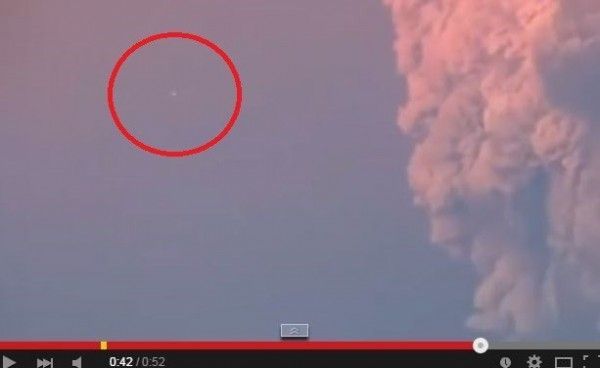 智利火山爆發 出現神秘飛行物？
