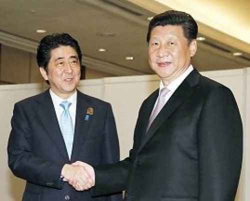 习近平与安倍晋三峰会上交谈 (图)