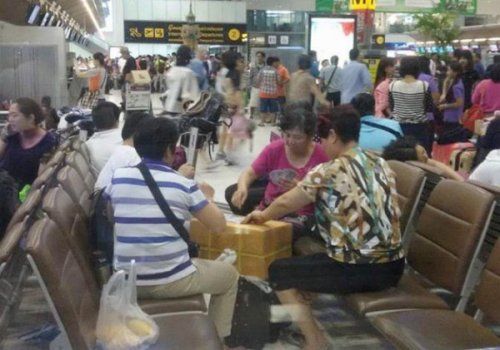 大陆游客泰国机场打牌(图)