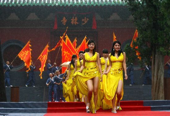 一寺轻浮声 满院铜臭味 （图）