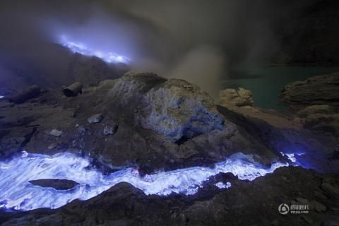 印尼火山喷发蓝色岩浆 （组图）
