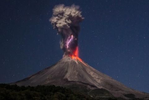 墨西哥现火山闪电奇景 （组图）