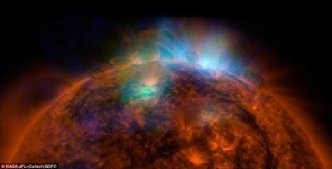 太阳表面出现两个巨大日冕洞（组图）