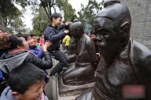 羊年初五 岳飞观前游客打秦桧(图)