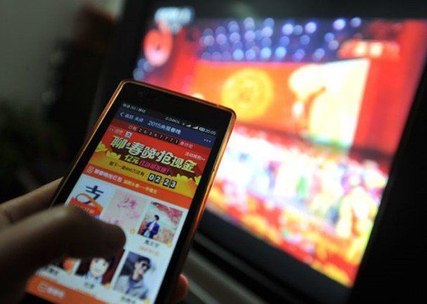 等着红包看春晚(图)