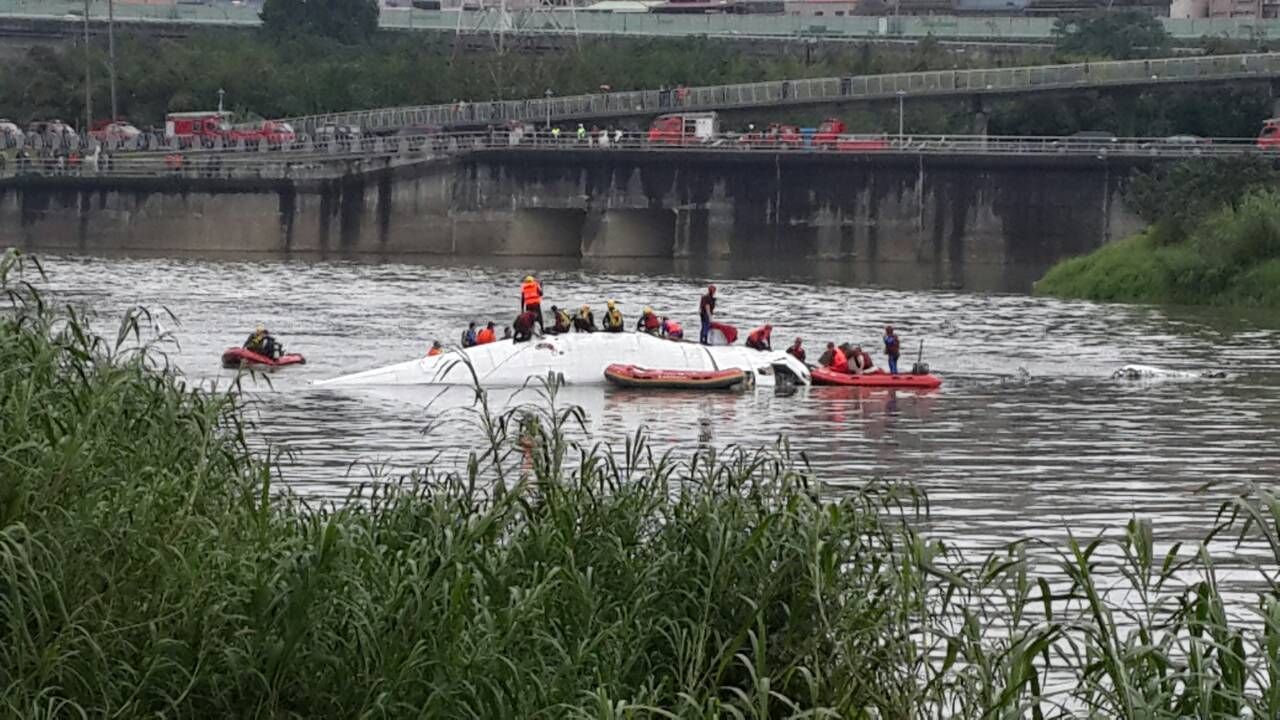 台灣航機墜河   部隊全力搶救