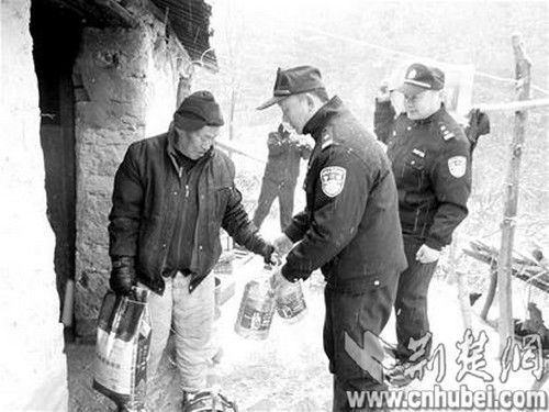 湖北老人深山採藥發現幾處古墓 搬入墓中居住30年