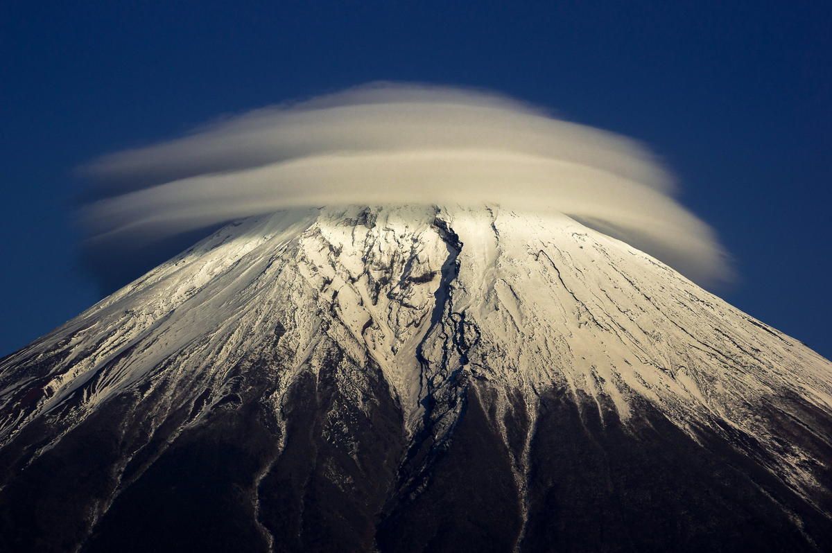 日本富士山頂出現奇特環繞雲