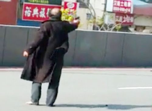 台湾机场爆警民枪战(图)