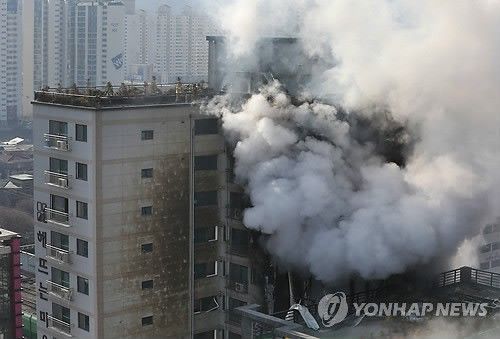 南韓公寓火災   4死100傷