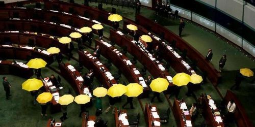 港启动政改谘询 泛民举黄伞离场(图)