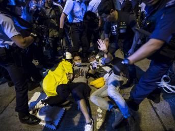 香港警方週六早和占中人士在旺角發生衝突