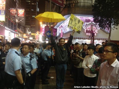 香港街头警民对峙   数千人围观
