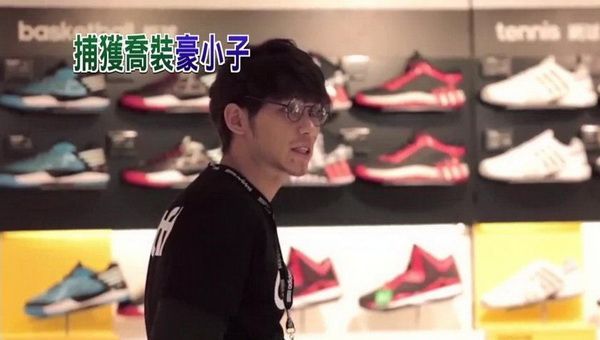 顽皮林书豪戴假发、戴眼镜当一日店员卖鞋没人理他