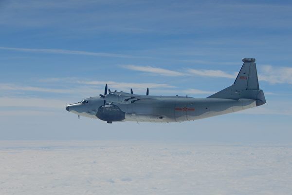 中共空軍繞台一圈   台灣國防部長坐鎮指揮