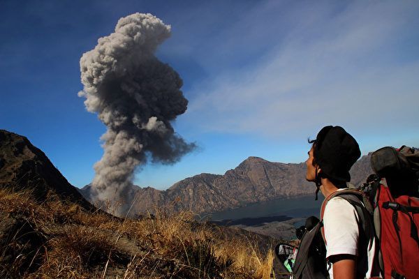 印尼峇里島火山冒濃煙  居民逃離家園