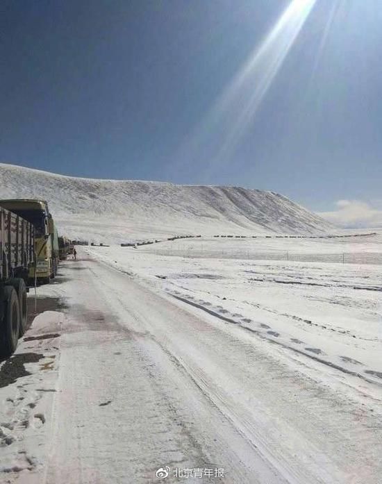 青藏公路大雪  數千司機受困