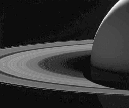 震撼 NASA公布「土星的黑暗面」
