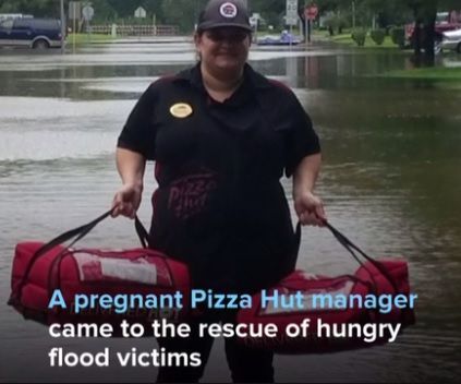 懷孕的比薩小屋經理親赴洪災送愛心