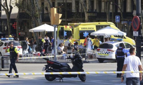 巴塞隆納箱型車衝撞人群13死32傷  警方:恐怖攻擊