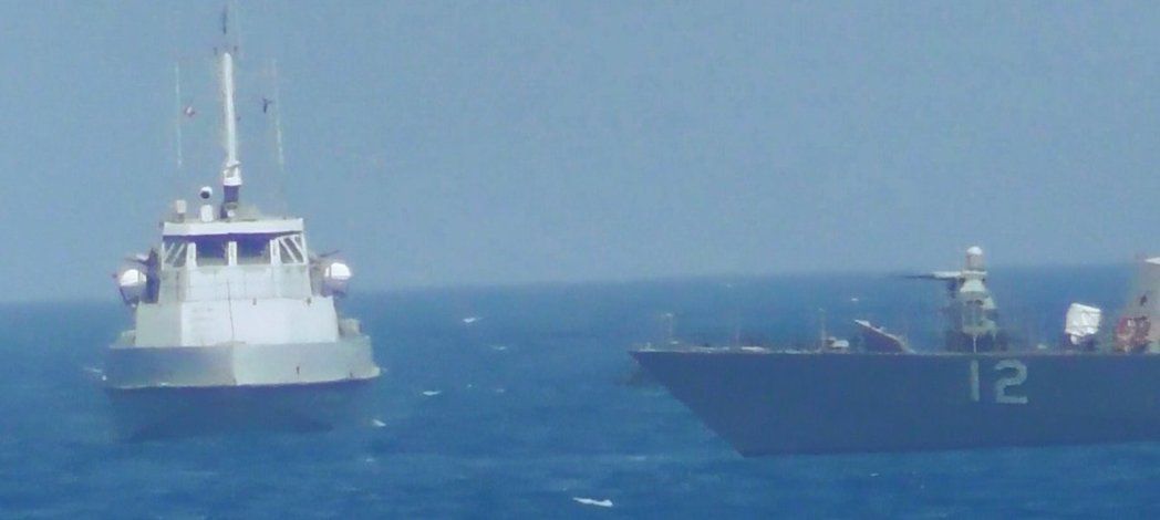美軍艦在波斯灣與伊朗船艦險擦撞