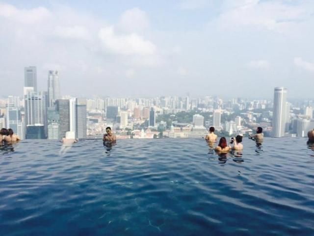 新加坡酒店的這個無邊泳池 位於55層樓上 高198米！