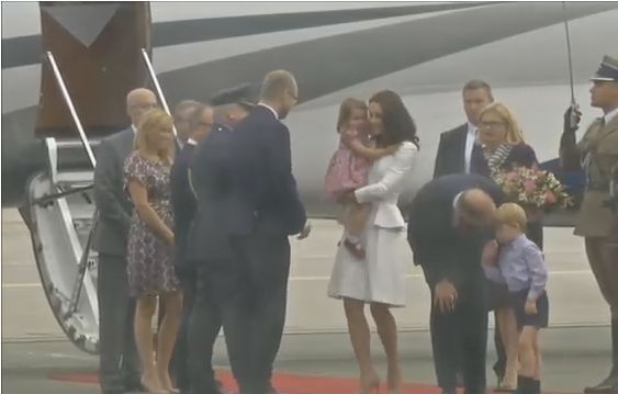 威廉，凱瑟琳，喬治和夏洛特抵達波蘭（視頻）