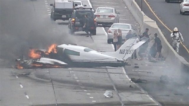 飛機墜落南加高速公路