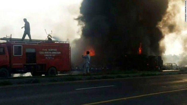 巴基斯坦油罐車爆炸起火造成至少140人死亡