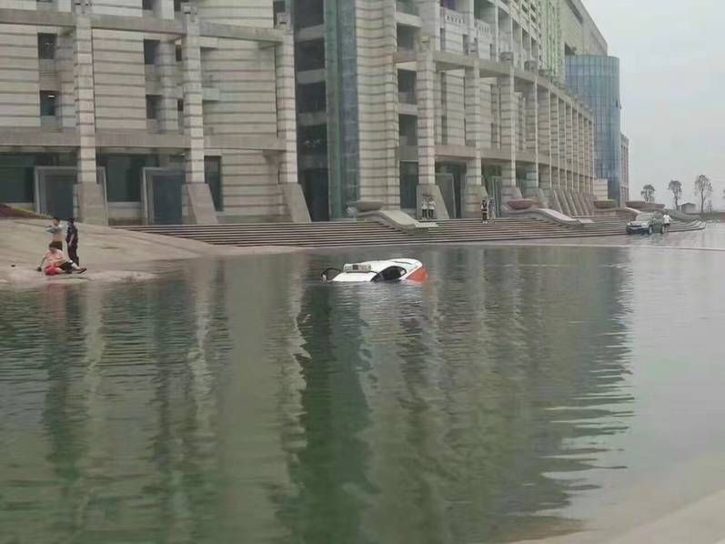 高校池塘成"百慕大三角"：無數汽車在此落水