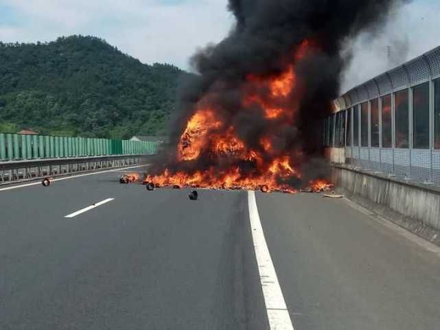 貨車起火燒光    才知該車載有200隻滅火器