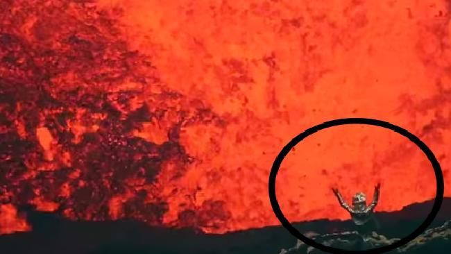 “進入地獄之旅”探險家冒險進入瓦努阿圖的一座火山
