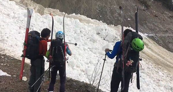 登山客遠足拍到雪崩瞬間