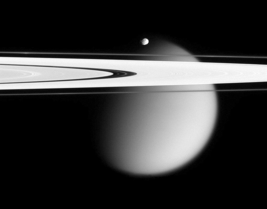 卡西尼號安全穿越土星環   傳回珍貴影像