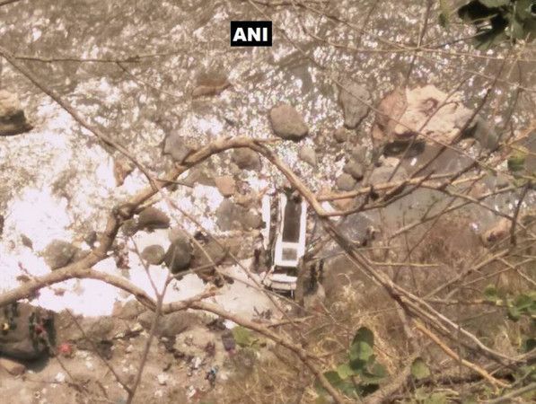 喜馬拉雅山區巴士翻覆墜深谷　至少45人死亡