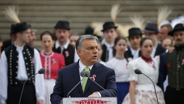 匈牙利总理国定假日演讲在哨子声中进行 (图)