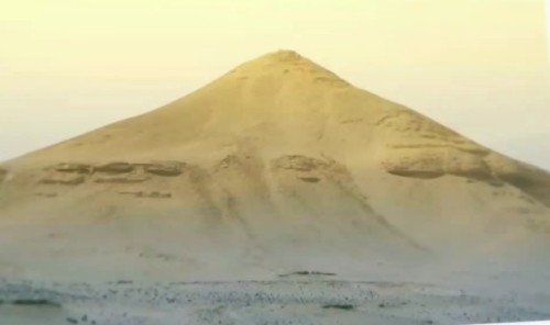 沙漠中的巨大沙丘竟然是史前金字塔？