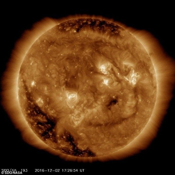 NASA公布最新照片：太陽竟然笑了(圖)