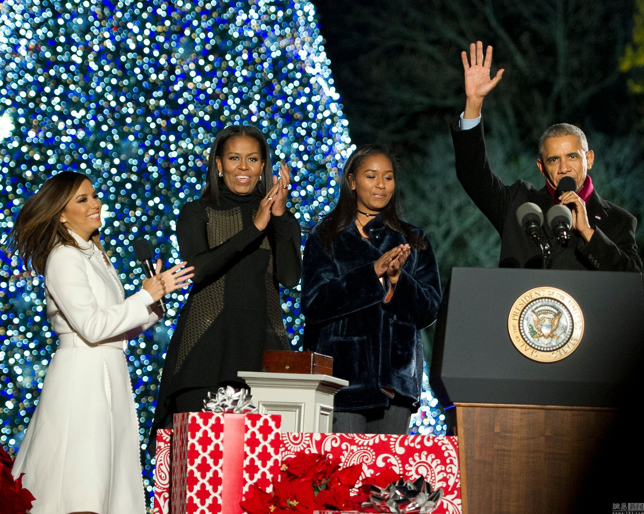 奧巴馬攜家人點亮白宮聖誕樹