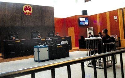首例：强拆户刺死官员案开审(图)